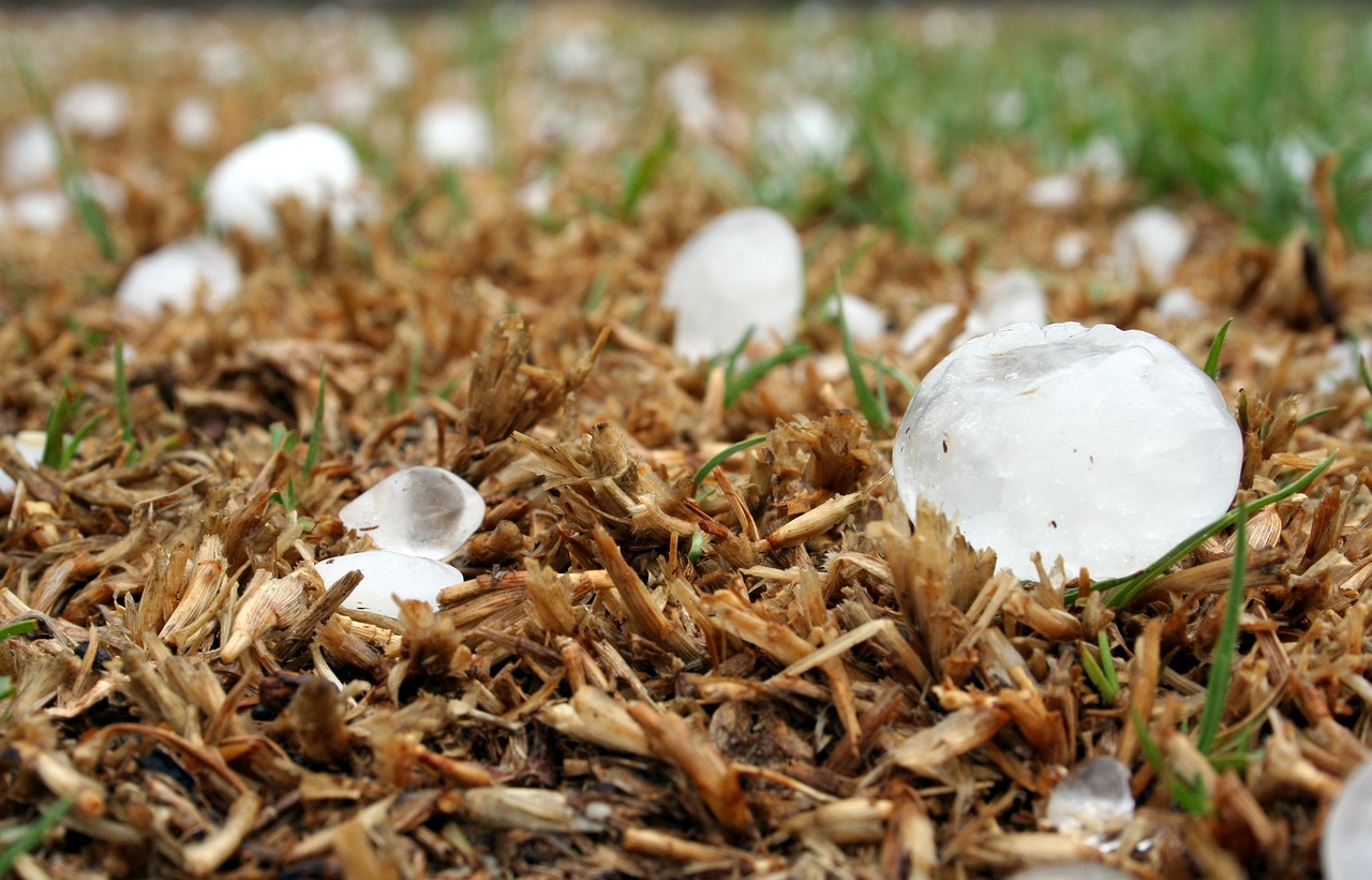 Wetterdienste warnen: Faustgroßer Hagel prasselt in Kürze auf deutscher Stadt ein