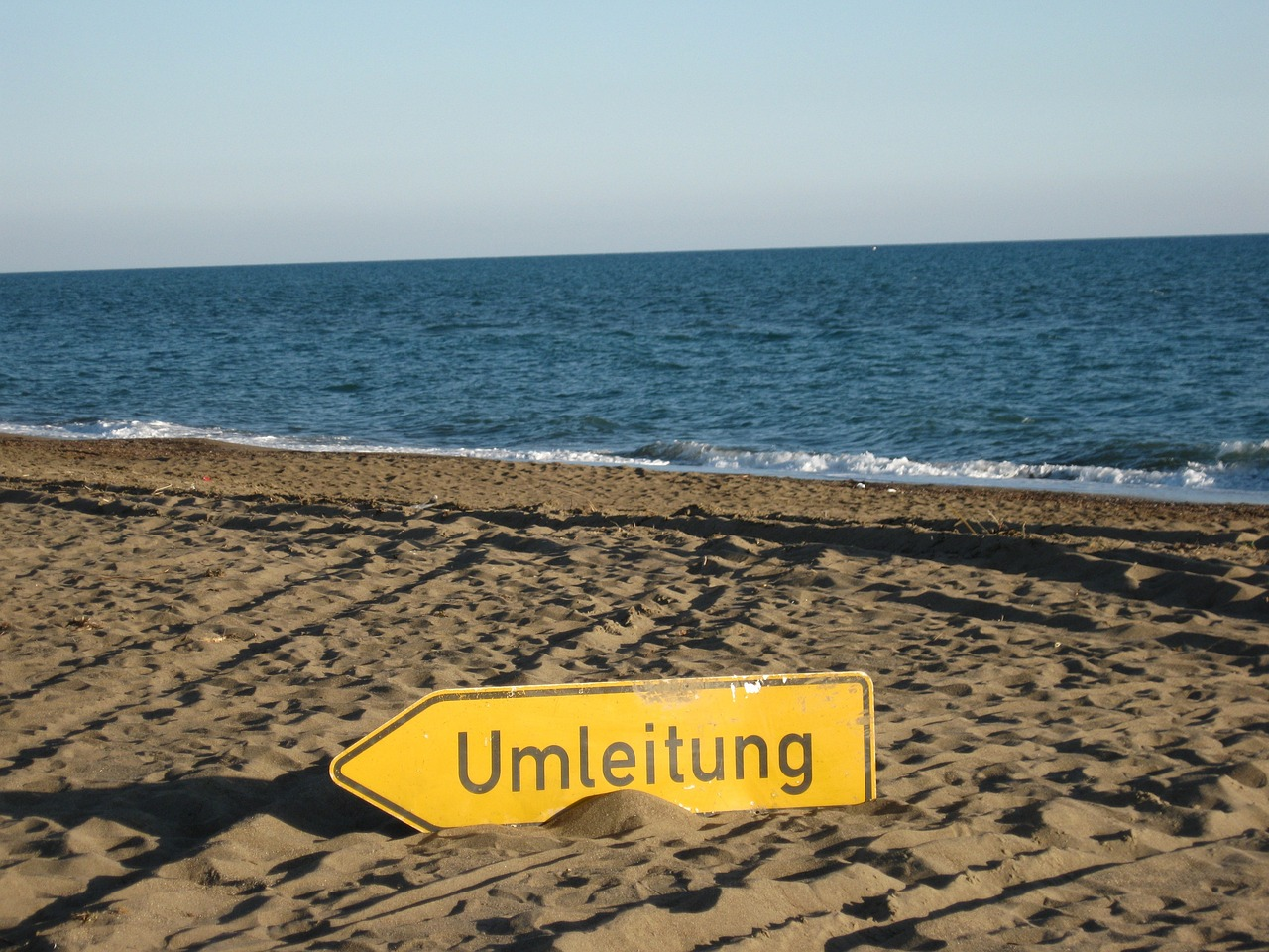 Stinkende Fischleichen überschwemmen Touristenstrand