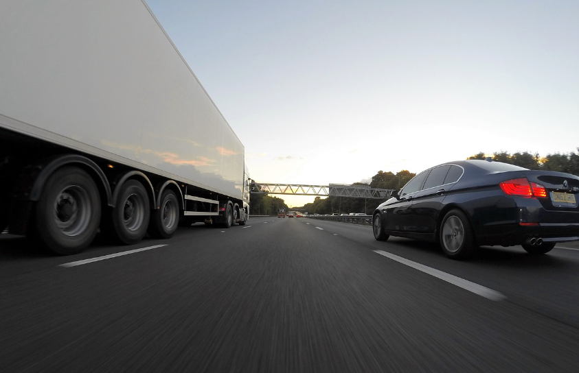 Fälle häufen sich: Polizei warnt vor gefährlicher Betrugsmasche auf der Autobahn