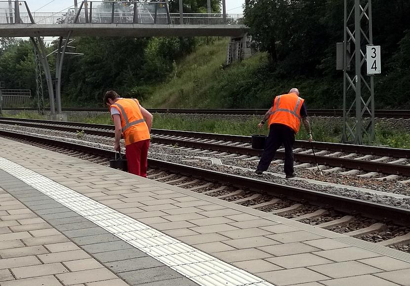 Deutsche Bahn will bei Reinigung von Gleisen in Bahnhöfen sparen