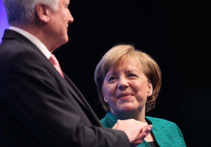 Seehofer fordert Merkel zu Selbstkritik auf