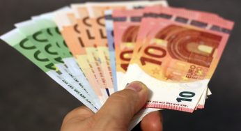 Millionen von Deutschen bekommen bald Geld vom Staat