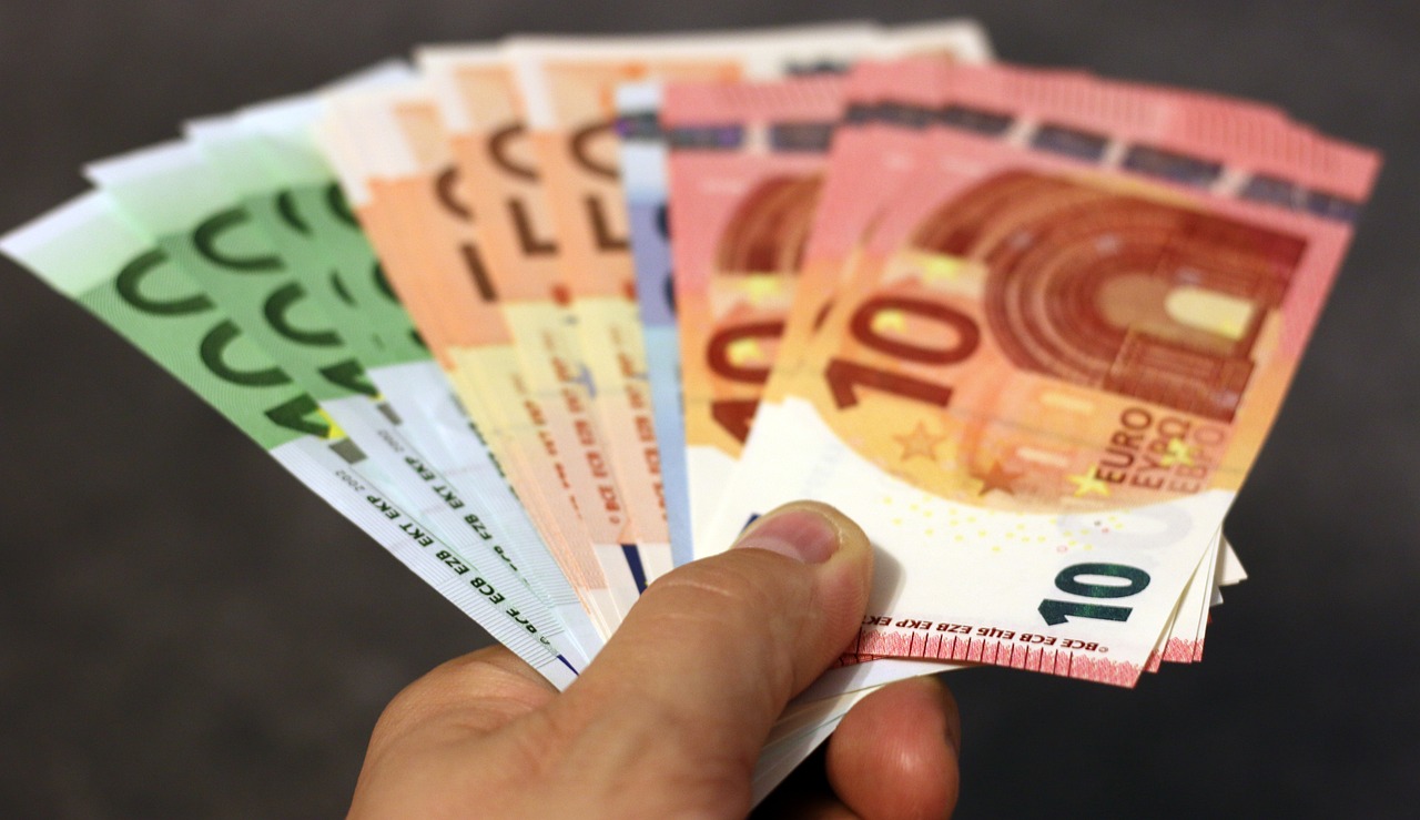 Millionen von Deutschen bekommen bald Geld vom Staat