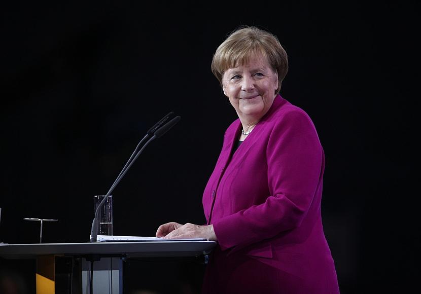 Mehrheit erwartet von Merkel Spende von Teil ihres Buchhonorars